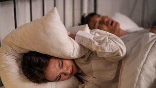 Horlama derdi son veriyor! Yatmadan nce dilinizle bu hareketi yapn, 2 gecede etki ediyor