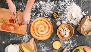 Evde mkemmel pizza hamurunun srr: Unu eleyin, hamuru bekletin