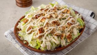 Akam yemeine 5 dakikada hazr vitamin deposu! En kolay tavuklu gbek salata tarifi