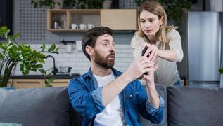 Erkekler neden telefonlarn elerine vermekten holanmaz?