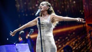 Yldz Tilbe'den sahne riteli! Meer her konserden nce