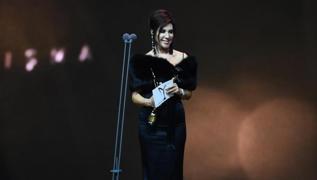 Aman ne Hakan Akkaya duysun ne de bakas... Nebahat ehre'den oke eden stil!