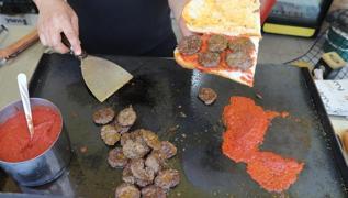 Sulu sulu k�ymal� k�fte tarifi: 10 dakikada haz�r! Sokak k�ftecilerinin p�f noktas� so�an suyu