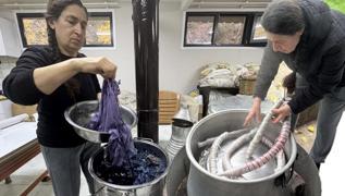 5 bin TL'den sat�yor! Bah�esinden toplad��� bitkilerle boyuyor, desen veriyor