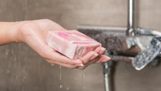 Sabun ile du� almak yarar m� sa�l�yor yoksa zarar m� veriyor? T�m alg�lar� y�k�yor