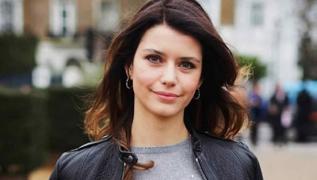 'Oyunculu�u becerdin de �ark�c�l�k kald�': Beren Saat �ark�s�yla tepkilerin oda��nda!