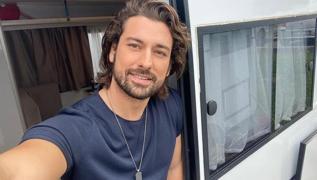 Muhabir ya��yla ilgili konu�unca Alp Navruz'un y�z� d��t�: Hat�rlatmasan ke�ke