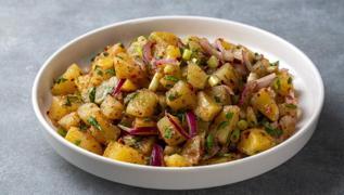 �ay�n yan�na lezzet deryas� tarif: Soslu patates salatas� tarifi