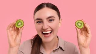 Kivi deyip ge�meyin: Lekeleri siliyor, h�creleri onar�yor