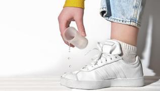 Beyaz spor ayakkab�lar� resmen yeniliyor: Bu hileyi deneyenler g�zlerine inanam�yor