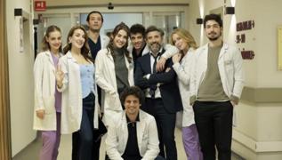 Bahar'�n y�ld�z�ndan �oke eden hamle... Rol bulabilmek i�in soka�a ��k�p pankart a�t�!