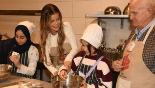 Asl� Turanl� minik �eflerle bulu�tu! �rnek davran��