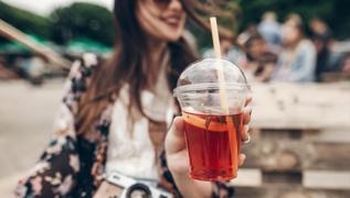 ��indeki plastik �ay, kahveye kar���yor: Bilimsel olarak a��kland�