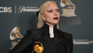 Lady Gaga Grammy'de r�zgar gibi esti! 5 ana kategoride �d�lleri ald�