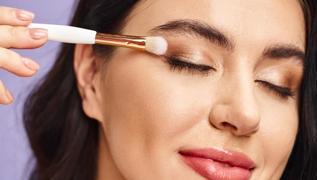 Eyelinerdan 2 kat etkili! M�h�r gibi g�zlerin s�rr�