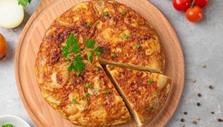 Nar gibi k�zaran doyurucu bir tarif: Ka�arl� patatesli omlet tarifi