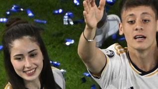 Arda G�ler ile Duru Nayman Paris'te� �Evlilik teklifi gelmez mi art�k?'