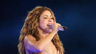 Shakira'n�n bile�i d�nd�, yere kapakland�! Sahnede talihsiz kaza�