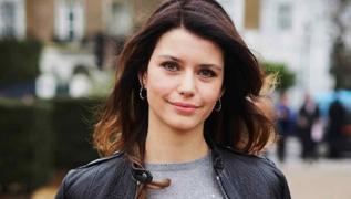 'G�r�nt� Beren Saat, ses Atiye'... Beren Saat'in �ark�s� sosyal medyada alay konusu oldu!