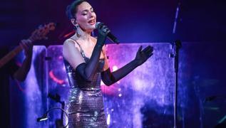 Berg�zar Korel y�llar sonra sahneye ��kt�! �tiraf� g�ndem oldu�