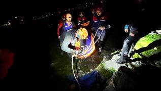Ara�t�rma yapmak i�in girmi�ti, �ukura d��t�: 8 saat sonra kurtar�ld�