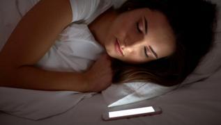 Yast�k alt�nda telefon ile uyumak tehlikeli mi?