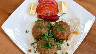 Bug�n ne pi�irsem diyenlere �eften Adana i�li k�ftesi tarifi