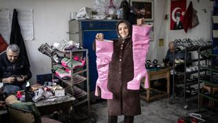 480 renk, 3 k�ta: Kad�n giri�imcinin �r�nleri T�rk motifiyle d�nya podyumunda