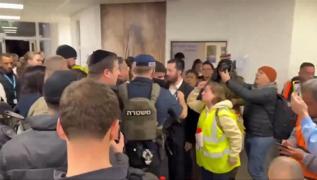 �srailli bakana �lkesinde �ran protestosu: �ehrimden defol!