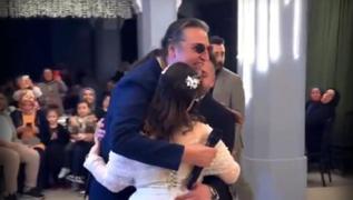 �elik'ten �rnek davran��! 'Kimsemiz yok' diyen �iftin d���n�nde tak� tak�p �ark� s�yledi