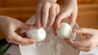 Yumurta kabu�u en kolay b�yle soyuluyor! Tek p�f noktas� limon