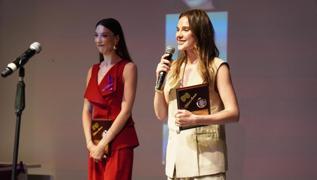 Tiyatro sahnesine ��km��t�! Alina Boz'a tiyatrodaki ilk �d�l�n� o isimden ald�