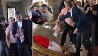 CHP'liler Ata'n�n huzurunda kavga ��kard�! �zel'in siyasi �ovunda askere sald�r�