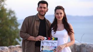 Murat Y�ld�r�m'la Fahriye Evcen ba�rolde: Go T�rkiye'nin yeni dizisi 'Turquoise Summer' yay�nda