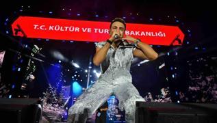 Sakarya K�lt�r Yolu Festivali'nde Sefo r�zgar�: Gen�ler Millet Bah�esi'ni doldurdu