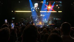 The Offspring 20 y�l aradan sonra �stanbul'da sahne ald�: 'Turneyi bitirmek i�in en g�zel yer buras�'