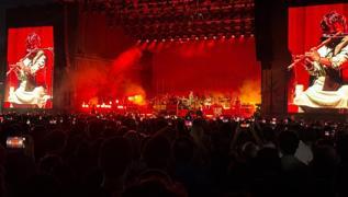 Gorillaz �stanbul'u sallad�: Damon Albarn sahneden inerek hayranlar�yla bulu�tu