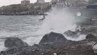 <p> stanbul'da, dn akam saatlerinden itibaren etkili olan frtna ulam ve hayat olumsuz etkil