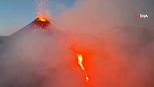 <p>talya'nn Sicilya Adas'nda bulunan dnyann en aktif yanardalarndan Etna, dn akam saatlerin