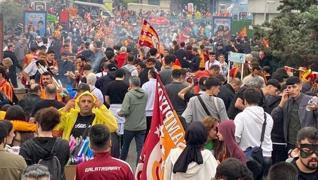 <p>Galatasarayl taraftarlar ampiyonluk kutlamalarnn yaplaca Yenikap'ya akn etti.  </p><p>Tr