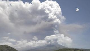 <p>talya'nn gneyindeki aktif yanardalardan Etna'nn sabah saatlerinde   gneydou kraterinde ya