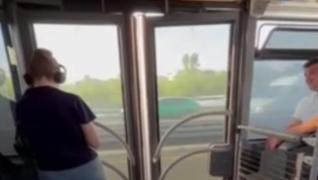 <p>stanbul'da arza nedeniyle bir metrobs kaps ak seyretti. Tehlikeli yolculuk anlar cep tele
