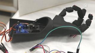 <p>Tekirda'da lise rencileri, insan elinin doal hareketlerini taklit edebilen robot el prototipi