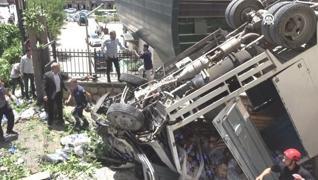 <p>rnak'ta freni boalan kamyonetin taksiye arptktan sonra bir evin bahesine dt kazada 4 k