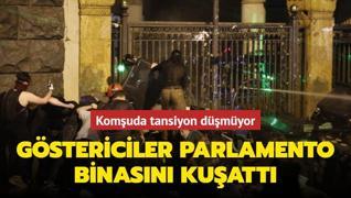 Grcistan'da tansiyon dmyor: Gstericiler parlamento binasn kuatt