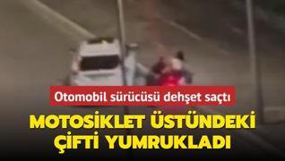 Otomobil srcs dehet sat: Motosiklet stndeki ifti defalarca yumruklad