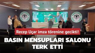 Recep Uar imza trenine gecikti! Basn mensuplar salonu terk etti