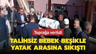 Talihsiz bebek beikle yatak arasnda skt... Topraa verildi