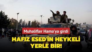 Muhalifler Hama'ya girdi... Hafz Esed'in heykeli yerle bir!