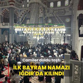 Camiler doldu tat... lk bayram namaz Idr'da klnd